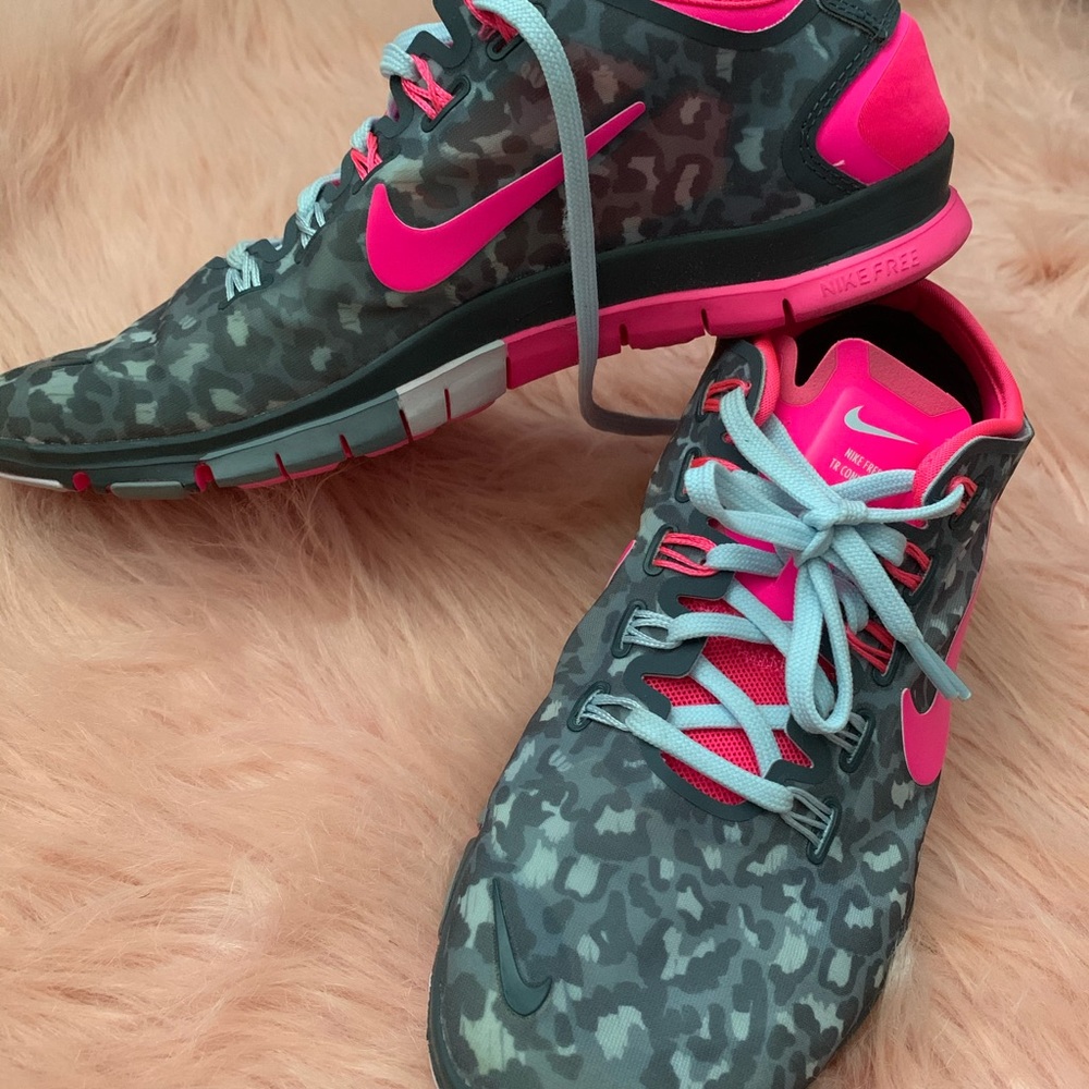 Women’s shoes/clothing